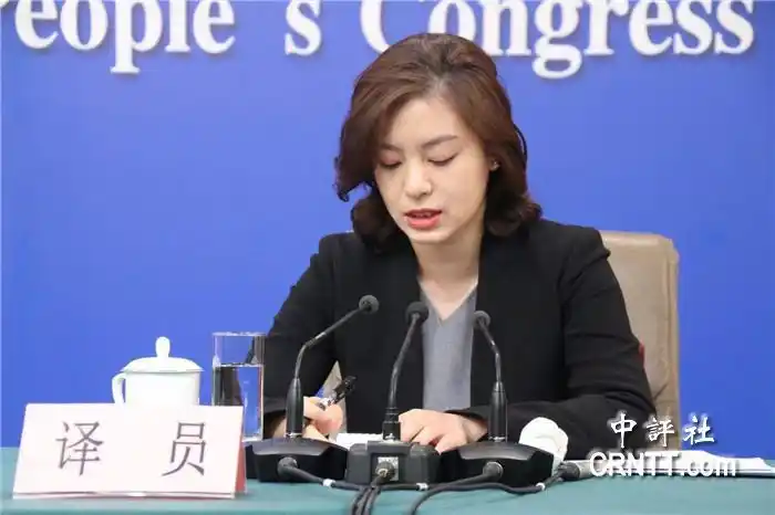 据报道,两会上的翻译都来自外交部.
