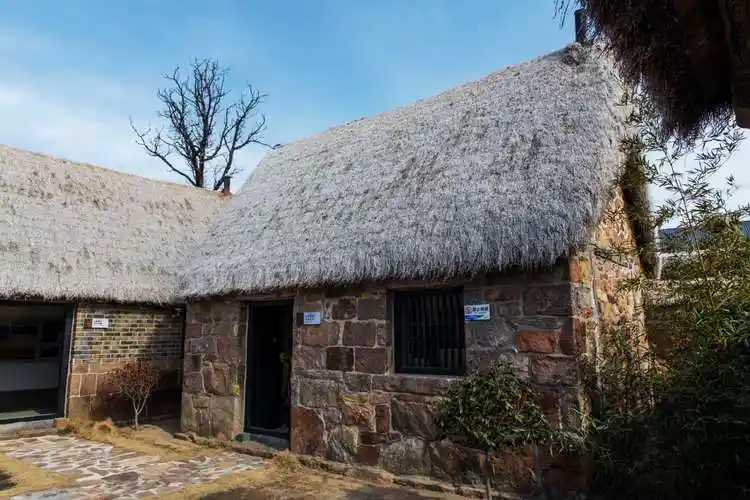 这是嘉庆年间所建的四合院式的海草房,具有典型的胶东传统民居建筑