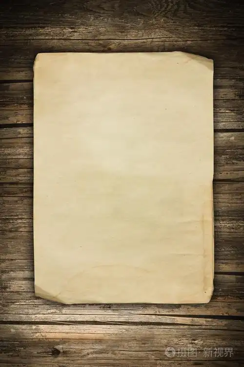 在木头上的老式空白纸