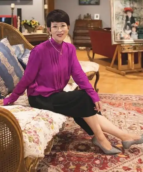 年近60岁衣品却不输年轻人这位时尚博主的穿搭很适合普通人