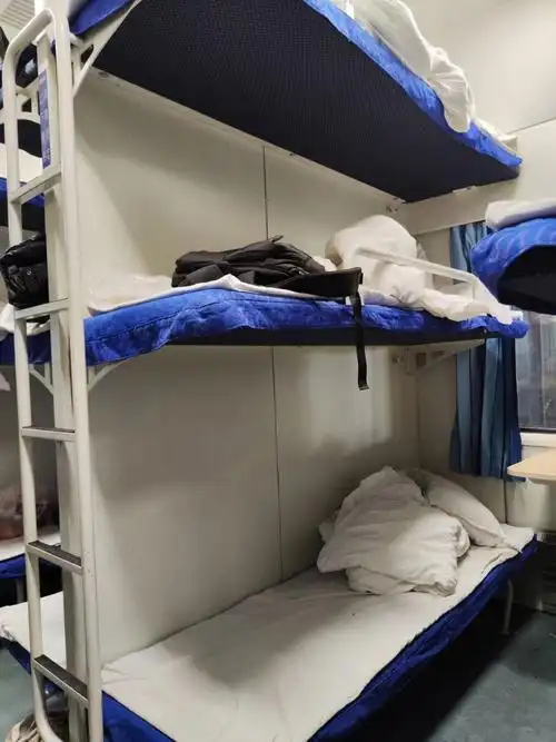 绿皮硬卧,我选择中铺 下铺最贵,上铺最便宜,还没尝试过软卧,下一次坐