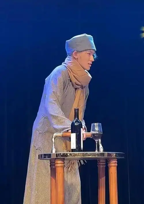 宋亚轩中戏汇演时头套掉落,逗乐观众,自嘲遗憾