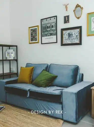 沙发颜色被拍得有点深,实际上是很法式的灰蓝色,有别于大热的宝蓝色