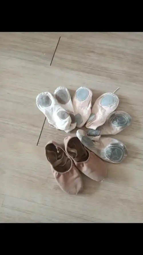 小姐姐一定是舞蹈界的扛把子,穿坏了这么多舞蹈鞋