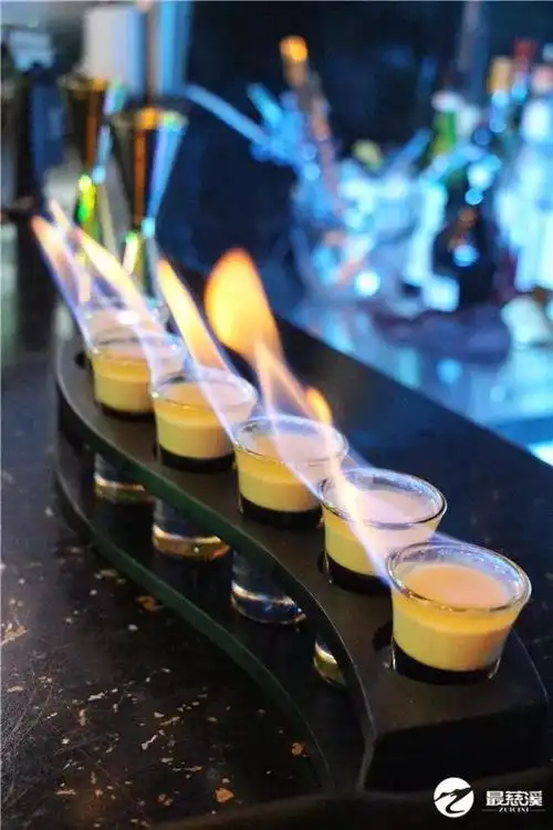 b52轰炸机因其超高的颜值,以及独特的点火饮用方式造就了它在酒吧的高