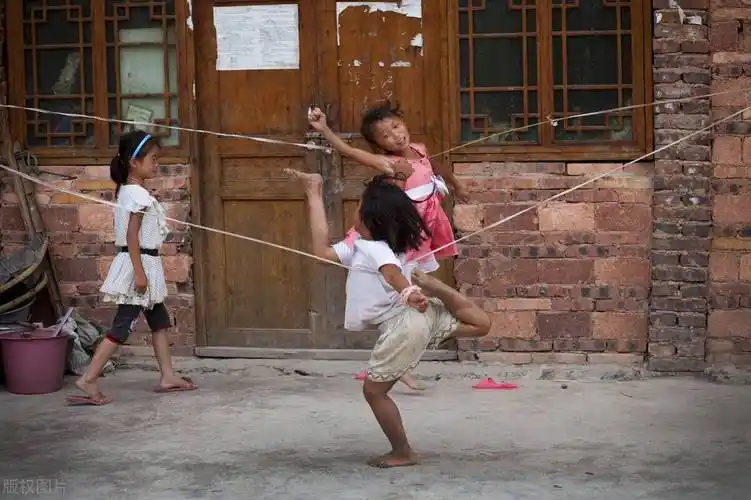 怎么跳皮筋(跳皮筋的作文1字)_明日之子