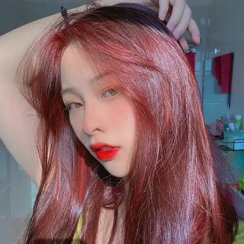 酒红的发型眼前一亮