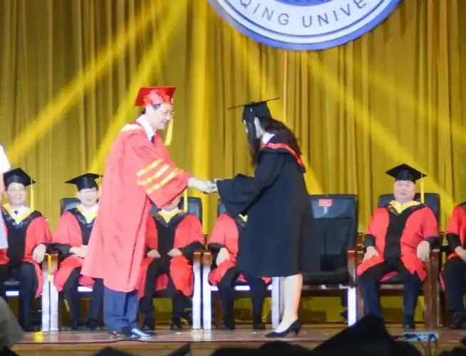 吴业春副校长(主持行政全面工作)为获得学士学位,双学士学位的毕业