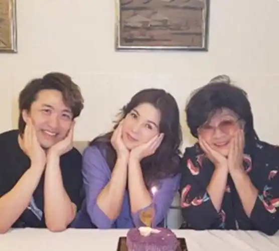 刘美娟生日,与71岁徐小凤同框卖萌,一代歌后无儿女却并不寂寞_刘倩怡