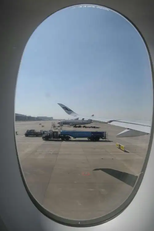 这是飞机走向跑道途中时,从机窗拍摄.