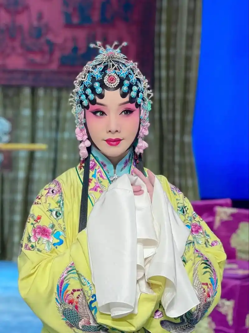 戏曲 #化妆 #这头饰太美了 如水般的青衣戏曲美人@葛瑞莲 - 抖音