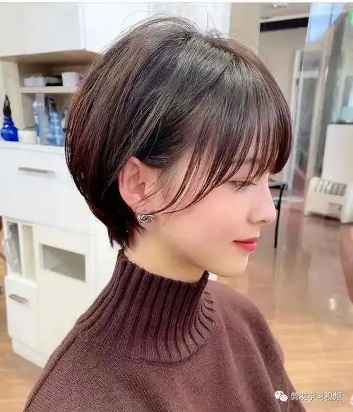 不仅更加适合圆脸的可爱女生们而且非常的成熟可爱,更加的干练利落