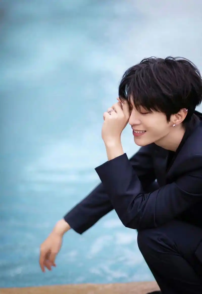 范丞丞虞书欣七夕双人大片来了 范丞丞这侧脸照很迷人 正面看起来阳光