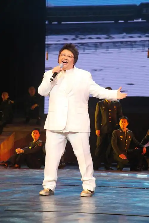 韩红深情演唱《天路》