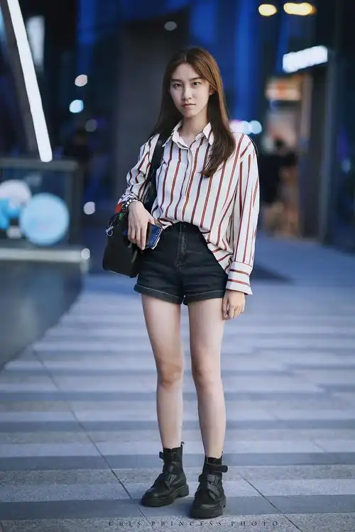 每逢周六摄影师thomas都会游走广州大街上,寻找时尚的美女帅哥们街拍