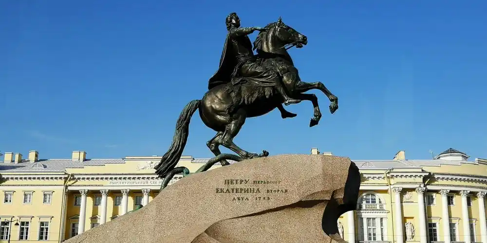 威武的彼得大帝骑士铜像