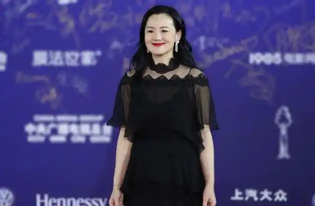 说真的,咏梅才是贵妇范的代表,穿黑色蛋糕连衣裙,放下头发美翻|蕾丝