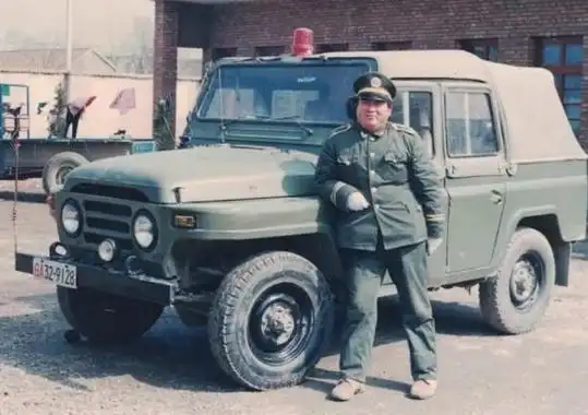 90年代县公安局警车40年弹指一挥间,旧貌换新颜.