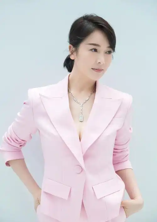 42岁左小青穿衣大胆!罕见真空穿西装又美又飒,手叉腰间气场全开