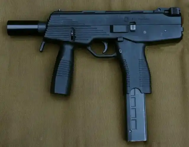 spp斯太尔tmp冲锋枪还有不带前握把,只能进行单发射击的型号,被称为