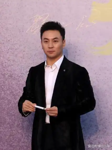 再看分手11年后的释小龙何洁,一个身家过亿,一个捉襟见肘