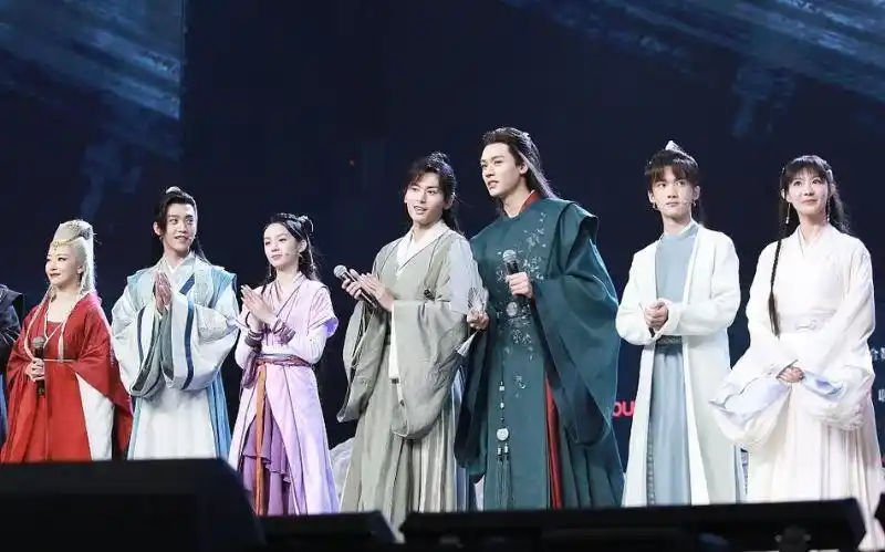 龚俊和张哲瀚在山河令演唱会撒糖琉璃编剧疑似拉踩成毅明星电影文章小