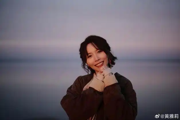 恭喜超女黄雅莉官宣怀孕大肚照曝光孕味十足