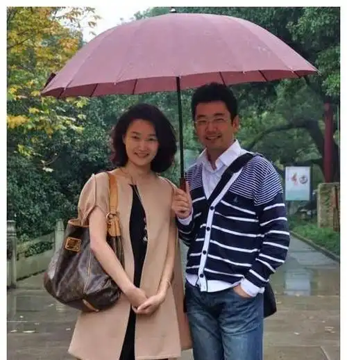 李梓萌来了,台上台下画风差太多!