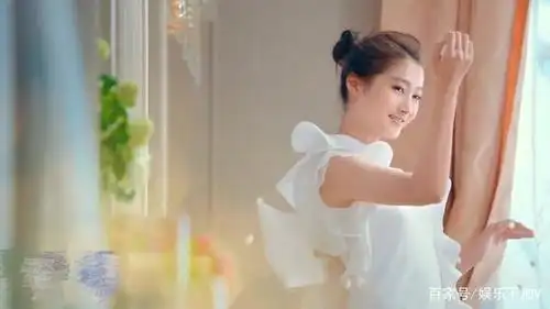 关晓彤接卫生巾代言,为贴近"裸感"这个广告语,竟大秀好身材