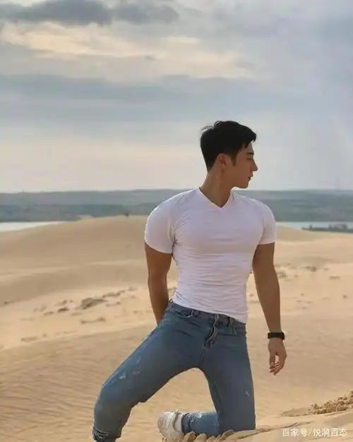 不仅有帅气颜值,还有质感肌肉,这个男模真让人上头