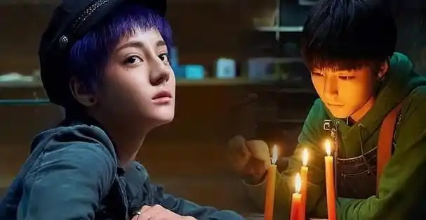 他主要借助热门综艺节目如《中餐厅》和《高能少年团》来吸引观众的