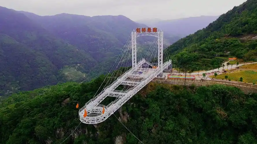 抓住五一假期的小尾巴,泉州洛江虹山瀑布的玻璃桥,还是蛮高的,附近