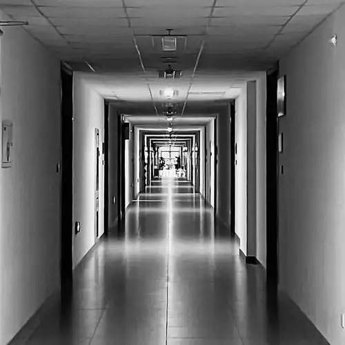 清华大学|每日一图(128)《李兆基大楼走廊》