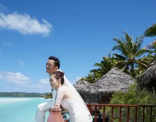 2015年10月21日,王宝强在微博发布多张与马蓉的婚纱照片,两人海边依偎