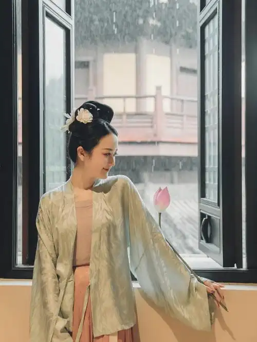 穿越宋代心中想留夏那宋意清荷无染亦无尘