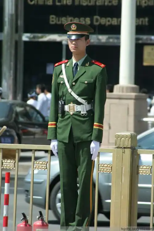 值勤的帅帅武警