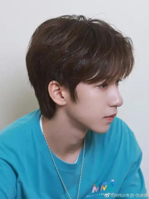 贺峻霖正脸vs侧脸#贺峻霖今日营业,眼神好霸气蓝色短t清爽帅气,惭颜