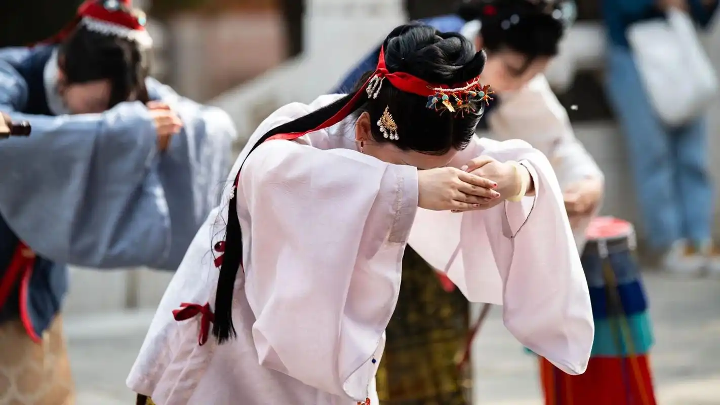 第一幕 拜孔|向大成至圣先师孔子行四揖礼 国人讲究尊师重教,因此入学