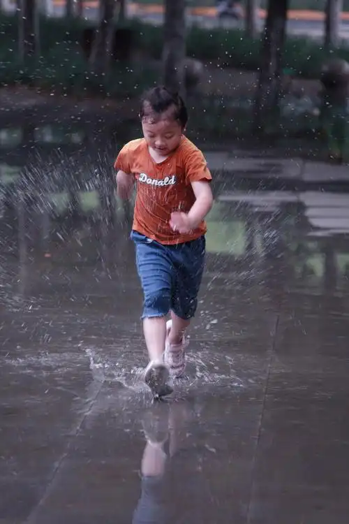 雨中奔跑的小女孩