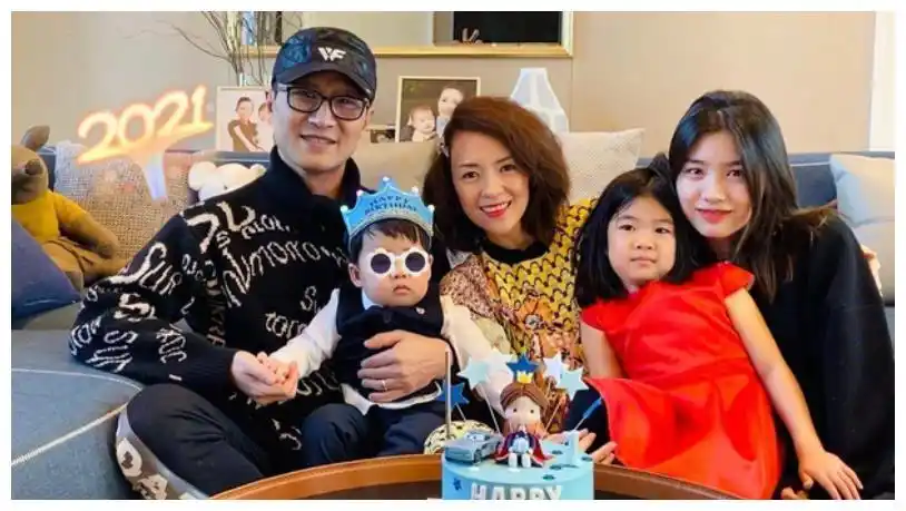 章子怡也晒了全家合照,挑照片的功力比汪峰要好,这张照片的感觉被上一