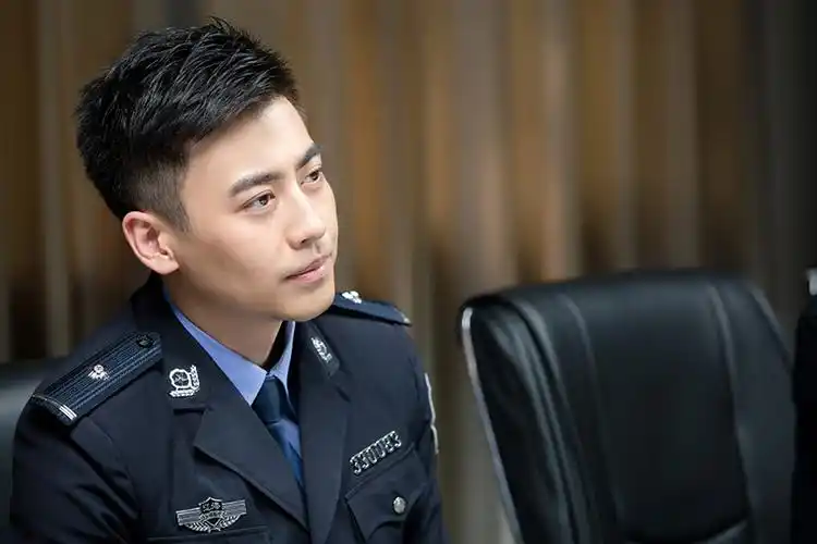 《警察锅哥》改编自常书欣小说《黑锅:我和罪犯玩命的日子》的电视剧