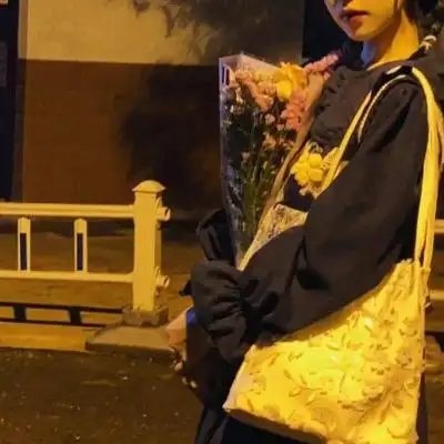 手拿花的头像不露脸女生高清女生手里捧着花头像图片