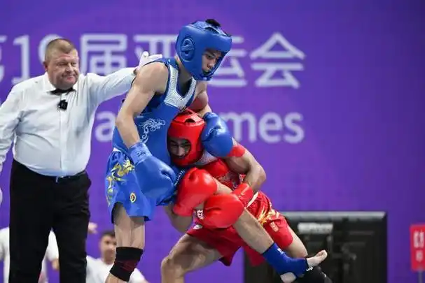 级决赛中,重庆市武术运动管理中心散打运动员何烽逆转战胜伊朗选手