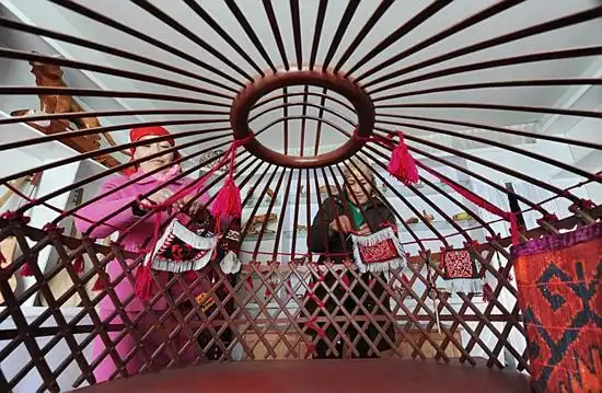 乌恰县妇女制作柯尔克孜族小毡房