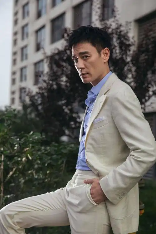 2021年7月11日,山东威海,李光洁亮相品牌活动并拍摄写真.