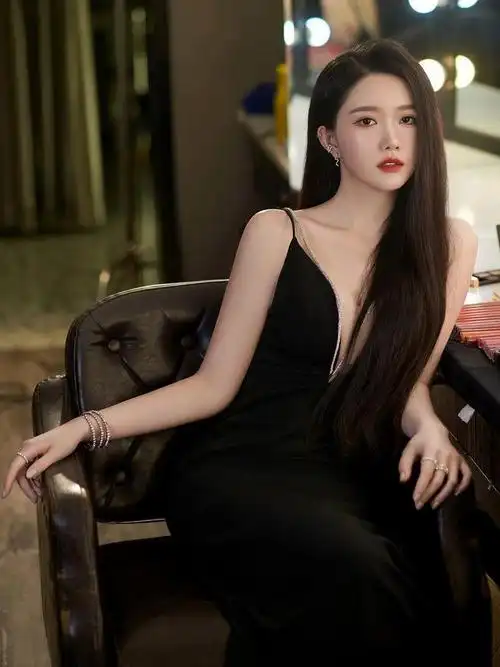 纯黑御姐黑长直珠光宝气太动人