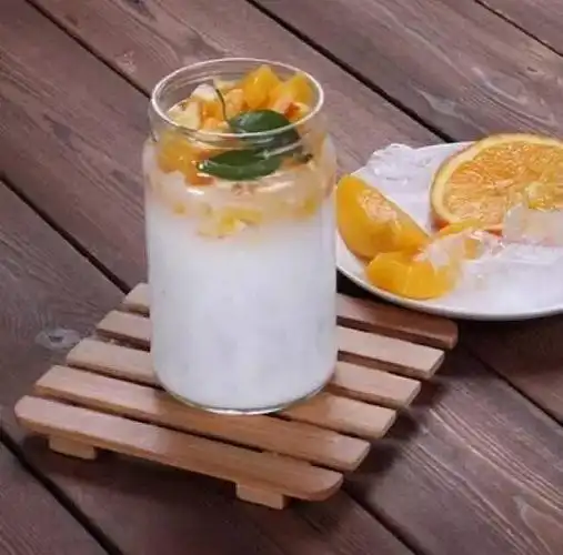 材料:冰块,新鲜黄桃,酸奶.