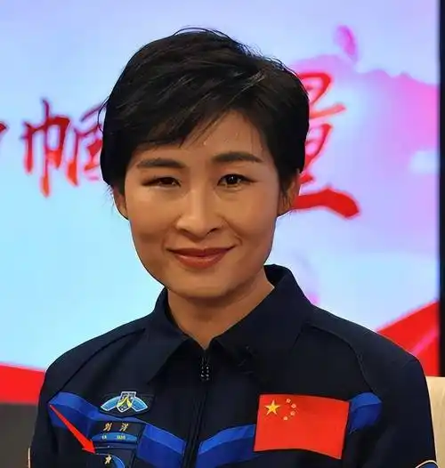 女航天员刘洋亮相《诗词大会》,为选手现场出题,网友发现新亮点_家长