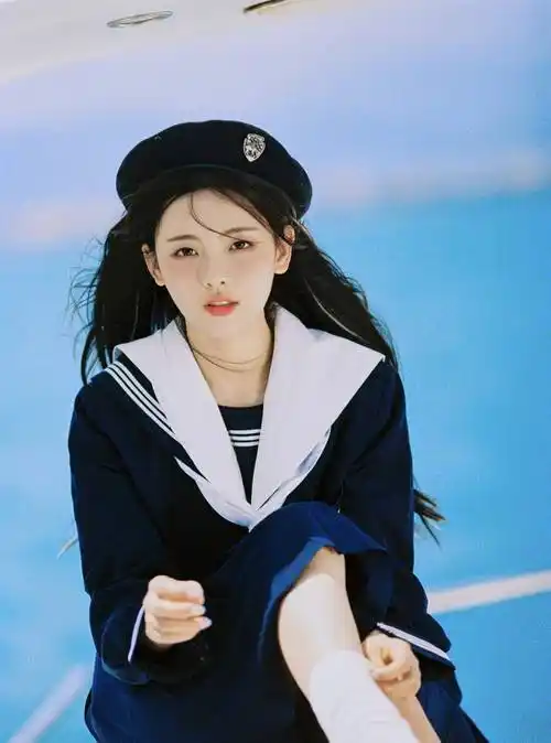 杨超越唯美海军风写真,身穿蓝色水手服,一张初恋脸模样清纯气质_美颜