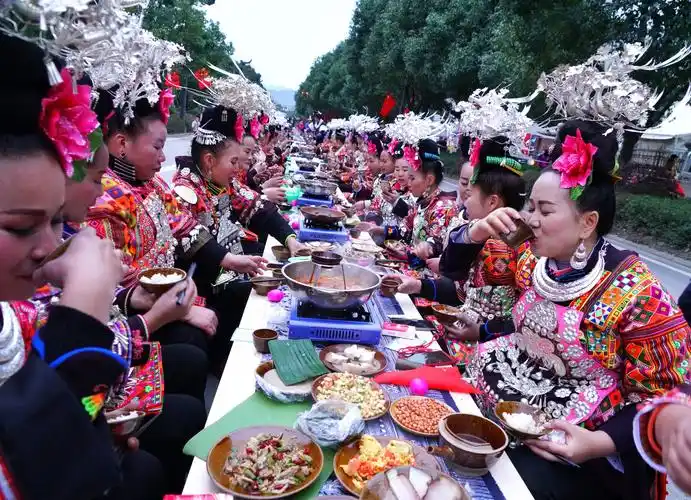 来西江过苗年:长桌宴上,歌不停酒不能停